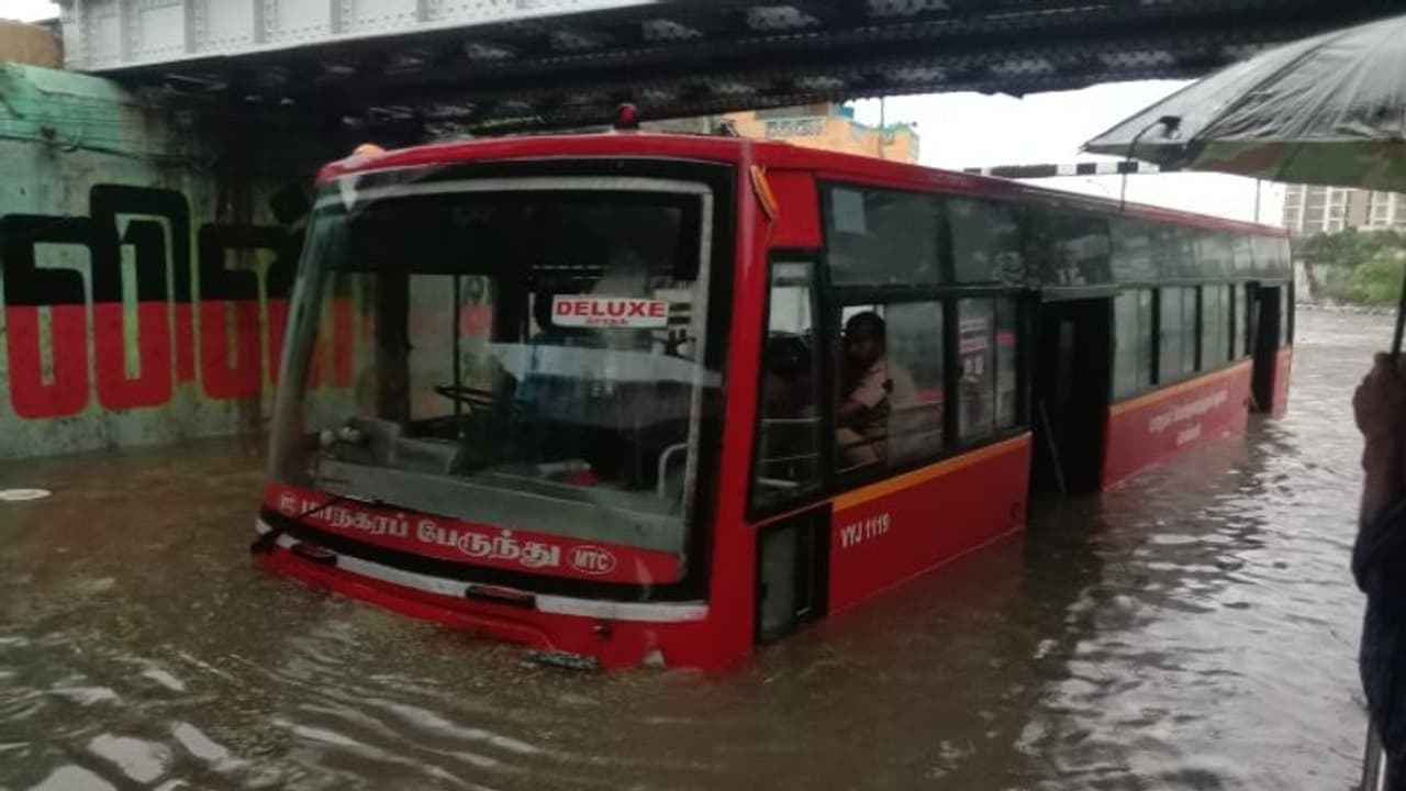 Chennai Rains | കനത്ത മഴ, റോഡുകൾ മുങ്ങി, വീടുകളിൽ വെള്ളം കയറി, ചെന്നൈ നഗരത്തിൽ റെഡ് അലേർട്ട് Chennai Rains | കനത്ത മഴ, റോഡുകൾ മുങ്ങി, വീടുകളിൽ വെള്ളം കയറി, ചെന്നൈ നഗരത്തിൽ റെഡ് അലേർട്ട്