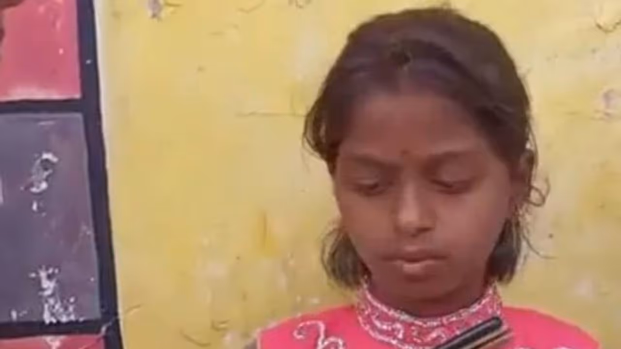 സ്കൂളിൽ പോകാൻ ബസില്ല, ഓട്ടോയ്ക്ക് കൊടുക്കാൻ കാശില്ല, ഒടുവിൽ കുഞ്ഞുവൈഷ്ണവി കത്തെഴുതി ചീഫ് ജസ്റ്റിസിന് സ്കൂളിൽ പോകാൻ ബസില്ല, ഓട്ടോയ്ക്ക് കൊടുക്കാൻ കാശില്ല, ഒടുവിൽ കുഞ്ഞുവൈഷ്ണവി കത്തെഴുതി ചീഫ് ജസ്റ്റിസിന്