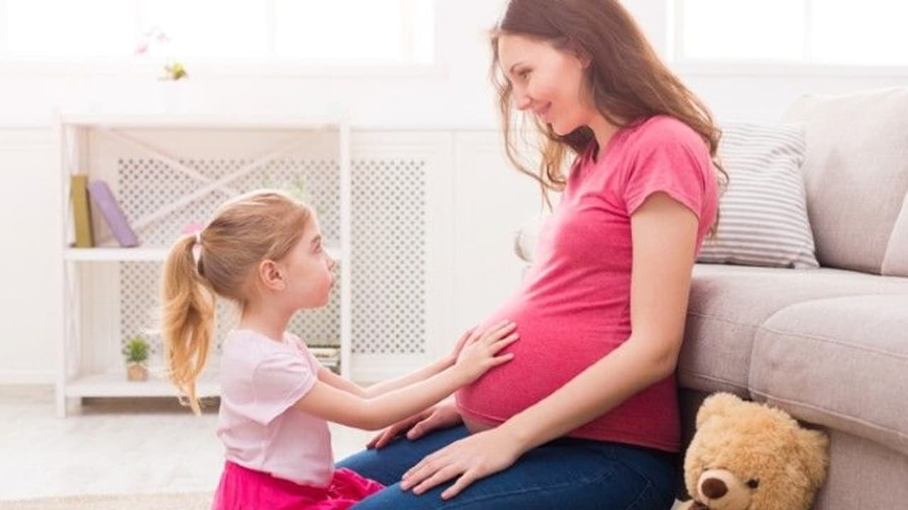 Parenting: নবজাতকে স্বাগত জানাতে মানসিক ভাবে প্রস্তুত করুন বড় সন্তানকে, জেনে নিন কী করবেন Parenting: নবজাতকে স্বাগত জানাতে মানসিক ভাবে প্রস্তুত করুন বড় সন্তানকে, জেনে নিন কী করবেন