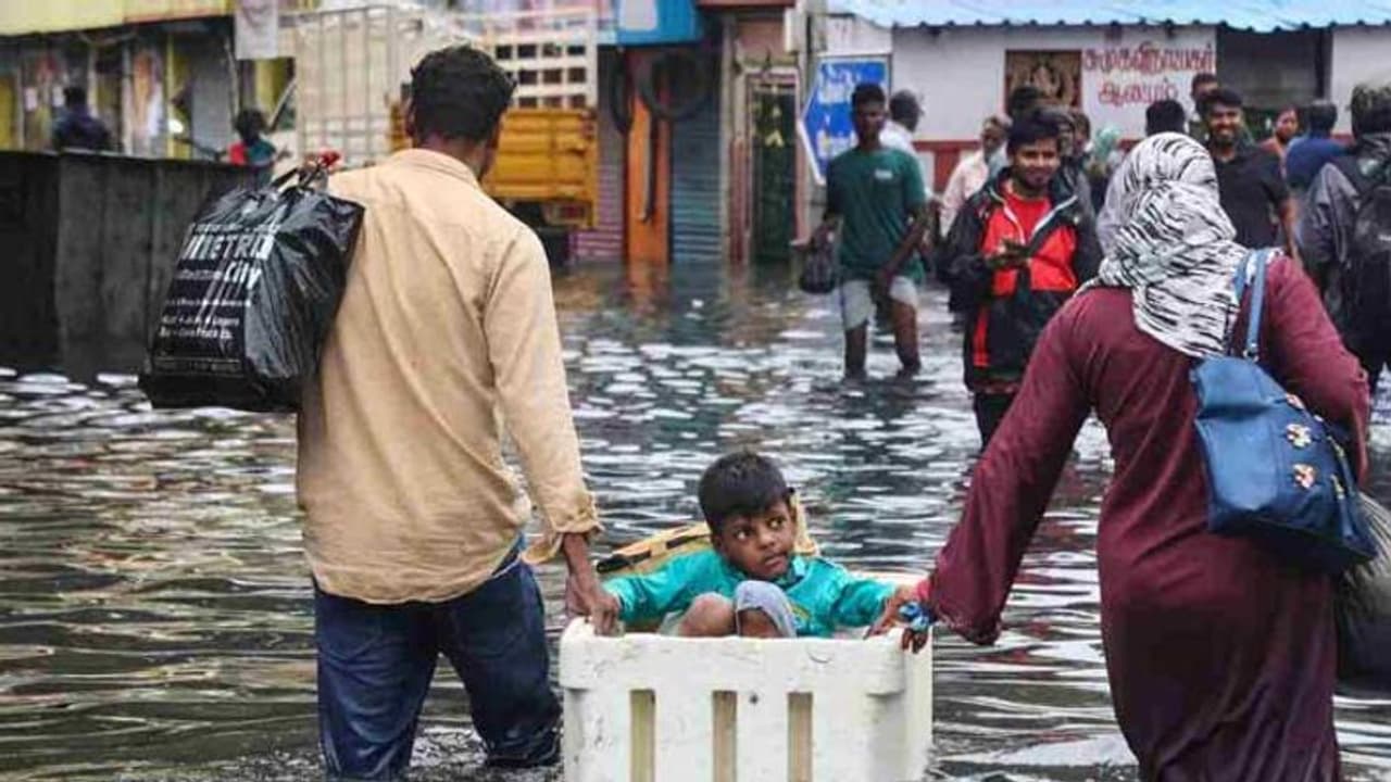 மக்கள் தங்குவதற்கு பள்ளிகளை திறந்து வையுங்கள்.. பள்ளிக்கல்வித்துறை உத்தரவு..! மக்கள் தங்குவதற்கு பள்ளிகளை திறந்து வையுங்கள்.. பள்ளிக்கல்வித்துறை உத்தரவு..!