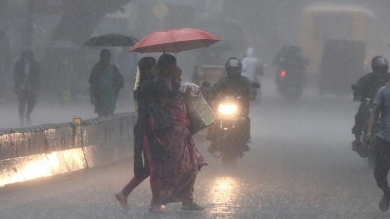கொட்டித்தீர்க்கும் கனமழை… தமிழகத்திற்கு அடுத்த 2 நாட்களுக்கு ரெட் அலார்ட்!!