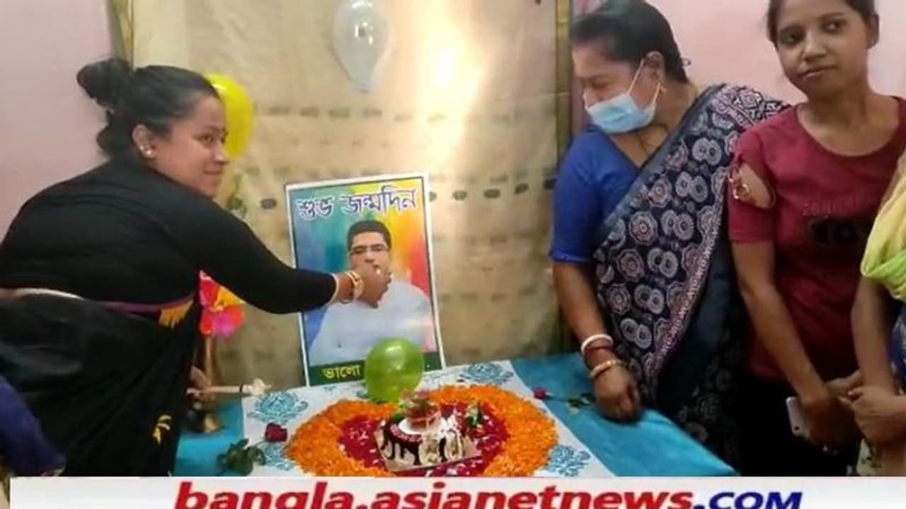 Abhishek Banerjee: অভিষেকের জন্মদিনে মাতল দক্ষিণ দিনাজপুর, নিজের হাতে কেক বানালেন তৃণমূল নেত্রী Abhishek Banerjee: অভিষেকের জন্মদিনে মাতল দক্ষিণ দিনাজপুর, নিজের হাতে কেক বানালেন তৃণমূল নেত্রী