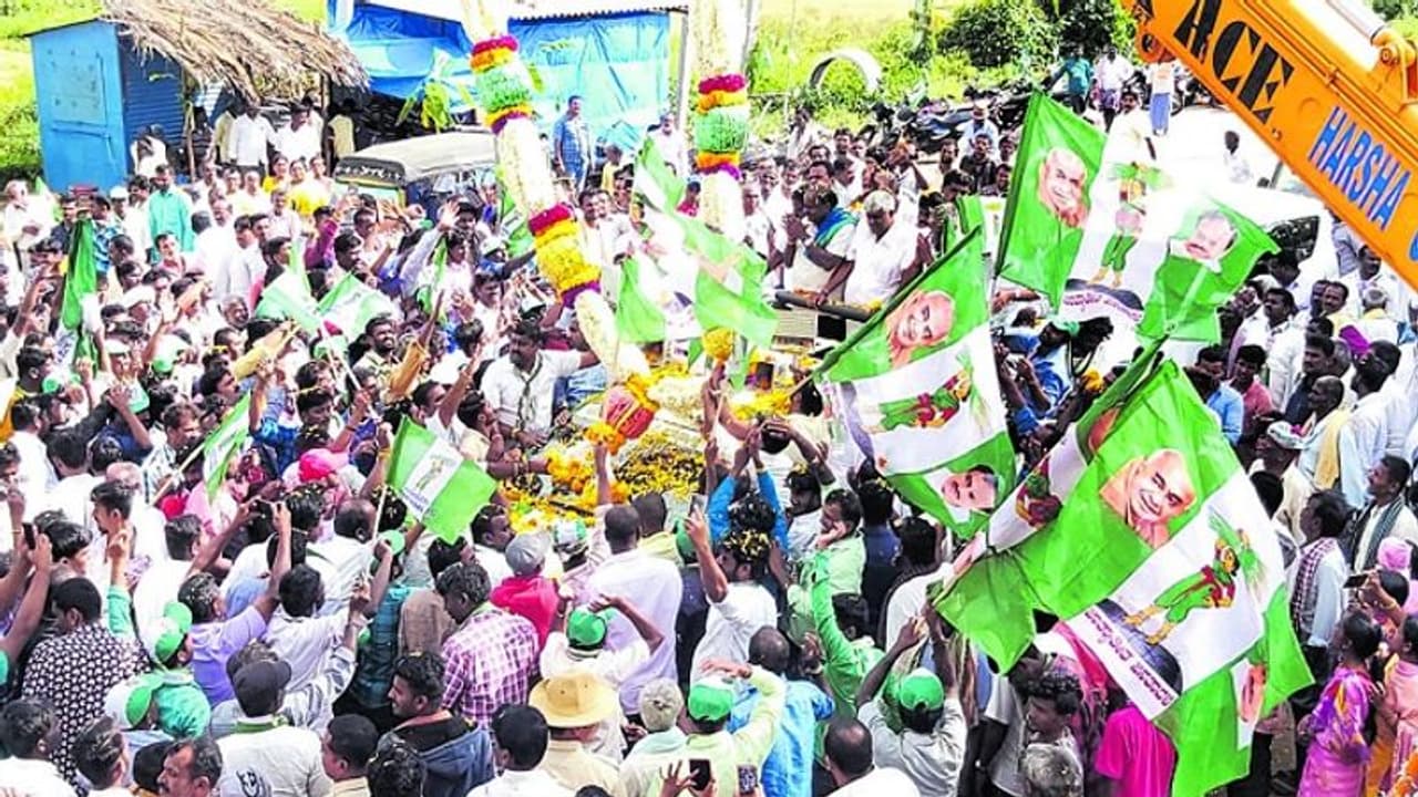 ಕುಮಾರಸ್ವಾಮಿಗೆ ಹಾರ ಹಾಕಲು ಬಂದು 1 ಲಕ್ಷ‌ ಕಳೆದುಕೊಂಡ ಯುವಕ