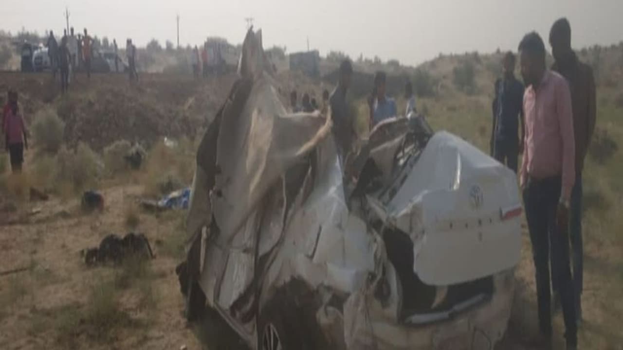 सड़क हादसे में एक ही परिवार के 5 लोगों की मौत, दर्शन करने जा रहे थे तनोट मंदिर सड़क हादसे में एक ही परिवार के 5 लोगों की मौत, दर्शन करने जा रहे थे तनोट मंदिर