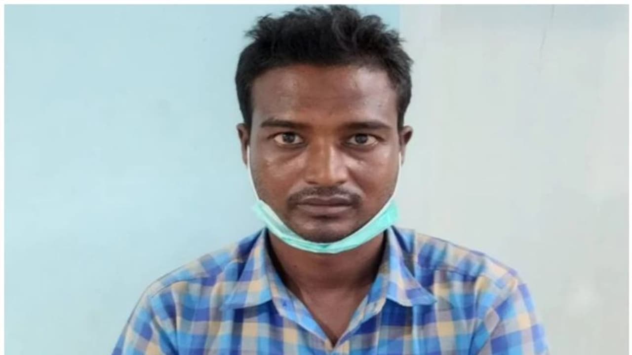 'ഡോക്ടറായി' അതിഥി തൊഴിലാളിയുടെ ചികിത്സ; പൊലീസ് കൈയോടെ പൊക്കി 'ഡോക്ടറായി' അതിഥി തൊഴിലാളിയുടെ ചികിത്സ; പൊലീസ് കൈയോടെ പൊക്കി