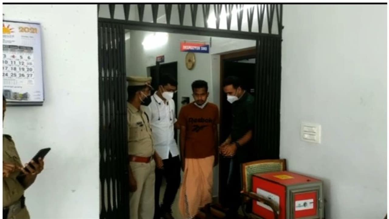 മോഷ്ടിച്ച ബൈക്കുമായി കറങ്ങിനടന്ന് കടകളില്‍ കവര്‍ച്ച ; ആലുവയില്‍ യുവാവ് പിടിയില്‍