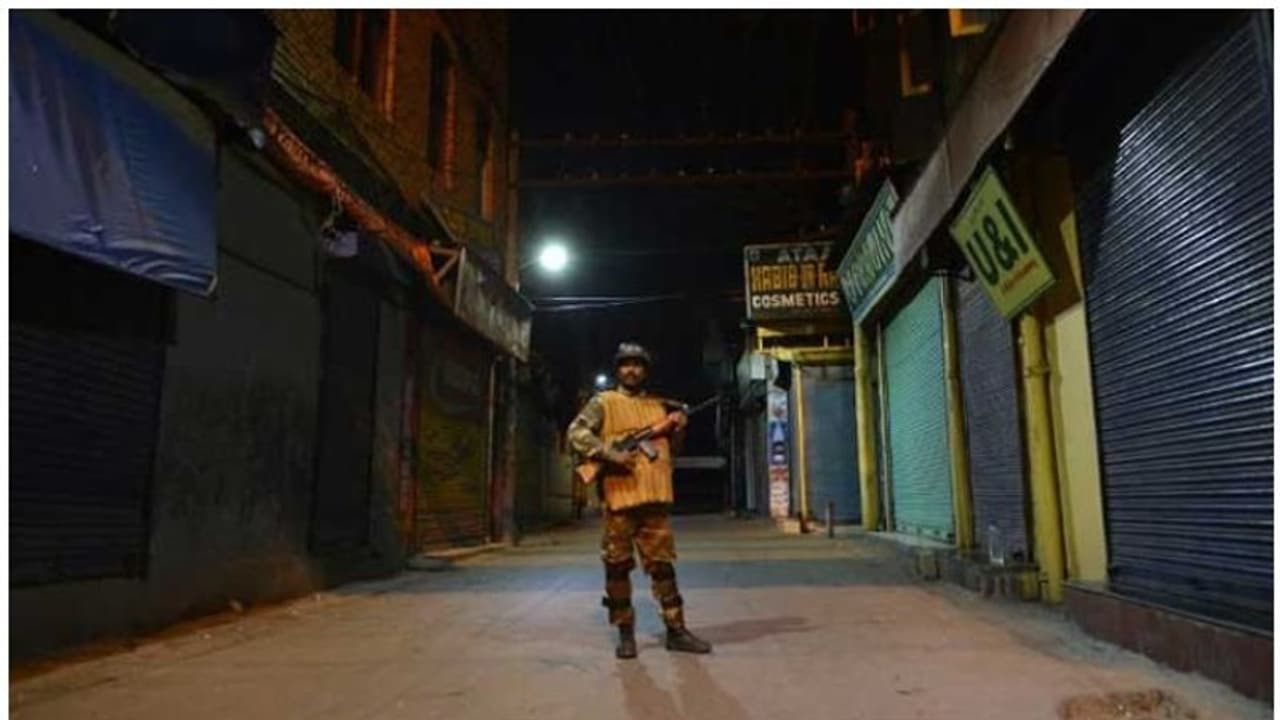 ശ്രീനഗറില് ഭീകരവാദികള് നിരായുധനായ പൊലീസുകാരനെ വെടിവെച്ച് കൊലപ്പെടുത്തി; തിരച്ചിൽ ശക്തമാക്കി ശ്രീനഗറില് ഭീകരവാദികള് നിരായുധനായ പൊലീസുകാരനെ വെടിവെച്ച് കൊലപ്പെടുത്തി; തിരച്ചിൽ ശക്തമാക്കി