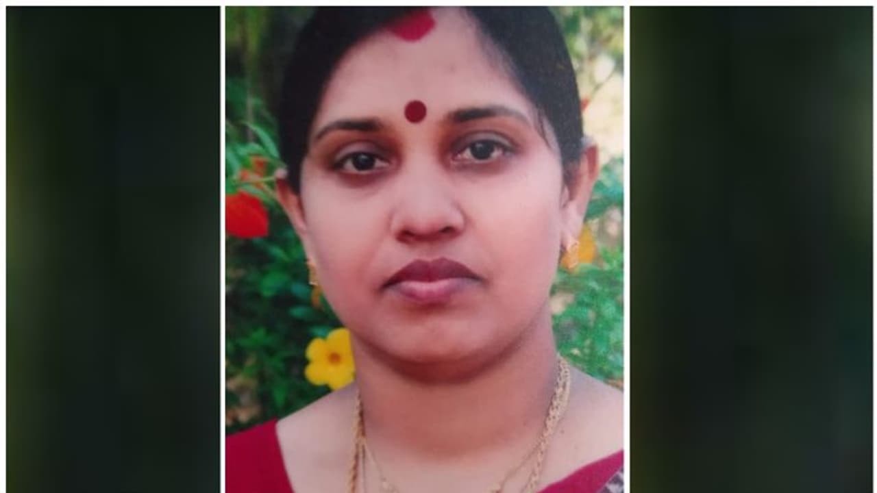 സ്കൂട്ടറിൽ ടിപ്പർ ഇടിച്ച് അപകടം, ചികിത്സയിലിരിക്കെ മസ്തിഷ്ക മരണം, ഒടുവിൽ അഞ്ച് പേർക്ക് പുതുജീവനേകി ഉഷാ ബോബൻ സ്കൂട്ടറിൽ ടിപ്പർ ഇടിച്ച് അപകടം, ചികിത്സയിലിരിക്കെ മസ്തിഷ്ക മരണം, ഒടുവിൽ അഞ്ച് പേർക്ക് പുതുജീവനേകി ഉഷാ ബോബൻ