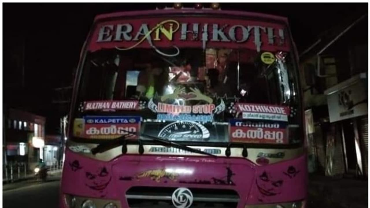 പണിമുടക്ക് മുതലെടുത്ത് കൊള്ള: കോഴിക്കോട് കല്പ്പറ്റ യാത്രക്ക് 200 രൂപ; സ്വകാര്യ ബസ് കസ്റ്റഡിയിലെടുത്തു പണിമുടക്ക് മുതലെടുത്ത് കൊള്ള: കോഴിക്കോട് കല്പ്പറ്റ യാത്രക്ക് 200 രൂപ; സ്വകാര്യ ബസ് കസ്റ്റഡിയിലെടുത്തു