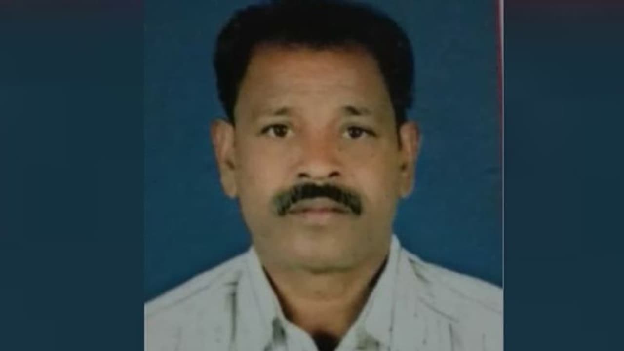 പുൽപ്പള്ളിയിൽ മരുമകളെയും പേരക്കുട്ടിയെയും വെട്ടിപ്പരിക്കേൽപ്പിച്ചശേഷം ഗൃഹനാഥൻ തൂങ്ങിമരിച്ചു പുൽപ്പള്ളിയിൽ മരുമകളെയും പേരക്കുട്ടിയെയും വെട്ടിപ്പരിക്കേൽപ്പിച്ചശേഷം ഗൃഹനാഥൻ തൂങ്ങിമരിച്ചു