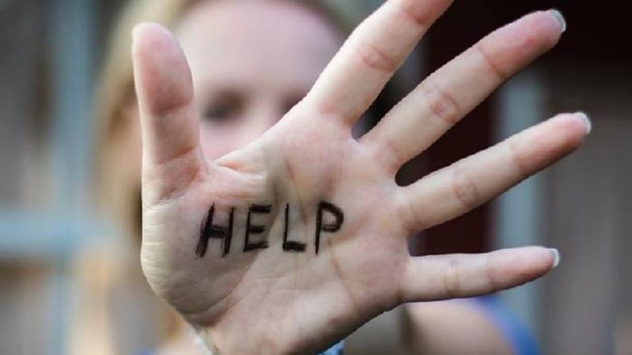 പെൺകുട്ടിയെ തട്ടിക്കൊണ്ടുപോയി, കാറിൽ നിന്നും ട്രാപ്പിലാണ് എന്ന ടിക്ടോക് വീഡിയോകളിലെ കൈമുദ്ര കാണിച്ച് പെൺകുട്ടി പെൺകുട്ടിയെ തട്ടിക്കൊണ്ടുപോയി, കാറിൽ നിന്നും ട്രാപ്പിലാണ് എന്ന ടിക്ടോക് വീഡിയോകളിലെ കൈമുദ്ര കാണിച്ച് പെൺകുട്ടി