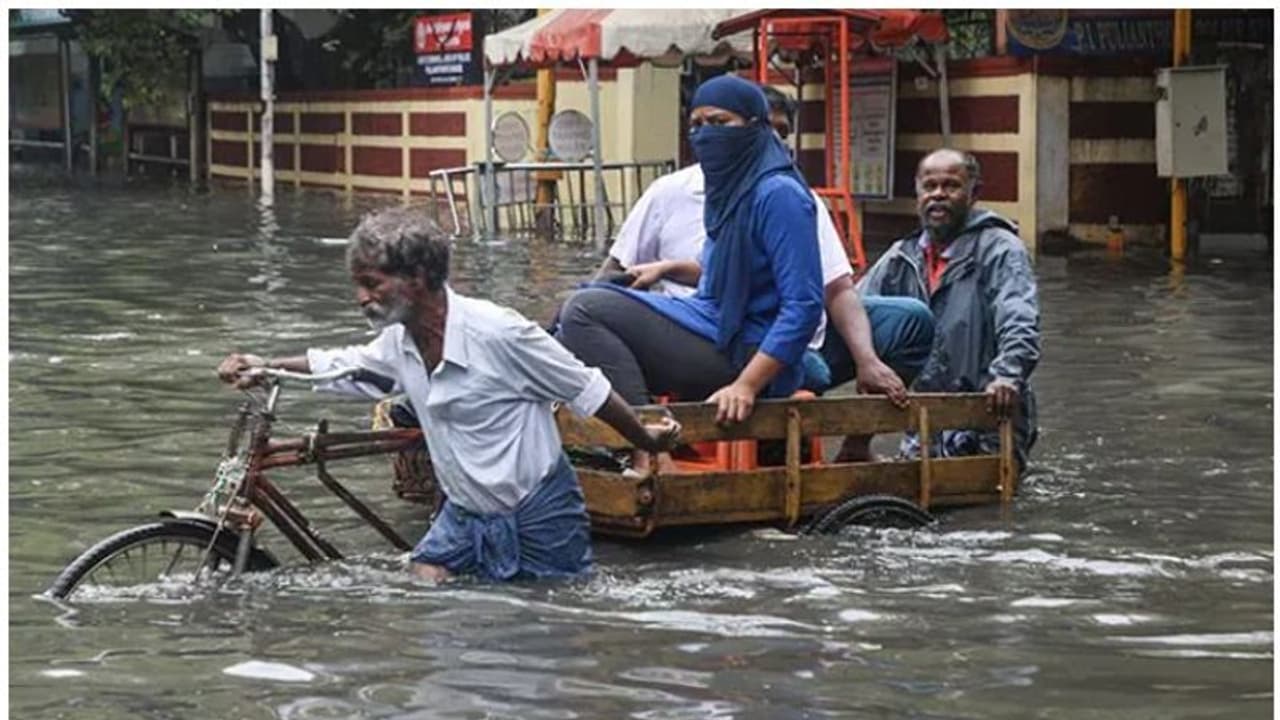 Chennai Rain| റെക്കോർഡ് മഴയിൽ മുങ്ങി ചെന്നൈ, നാല് മരണം, NDRF നെ വിന്യസിച്ചു, ഇന്ന് അവധി