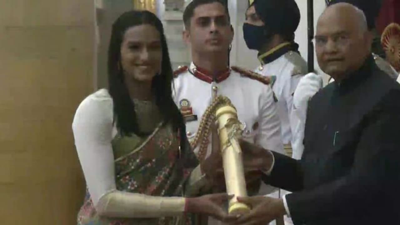 Padma Awards: राष्ट्रपति भवन के ऐतिहासिक दरबार हाल में पीवी सिंधू ने प्रेसिडेंट को हाथों रिसीव किया पद्मभूषण Padma Awards: राष्ट्रपति भवन के ऐतिहासिक दरबार हाल में पीवी सिंधू ने प्रेसिडेंट को हाथों रिसीव किया पद्मभूषण