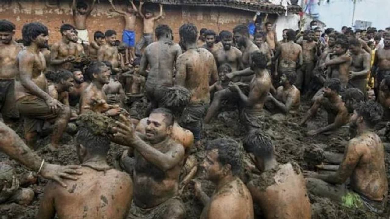 പരസ്പരം ചാണകം വാരിയെറിയുന്ന ഉത്സവം, മുടക്കം വരുത്താതെ ഗ്രാമവാസികള്! പരസ്പരം ചാണകം വാരിയെറിയുന്ന ഉത്സവം, മുടക്കം വരുത്താതെ ഗ്രാമവാസികള്!