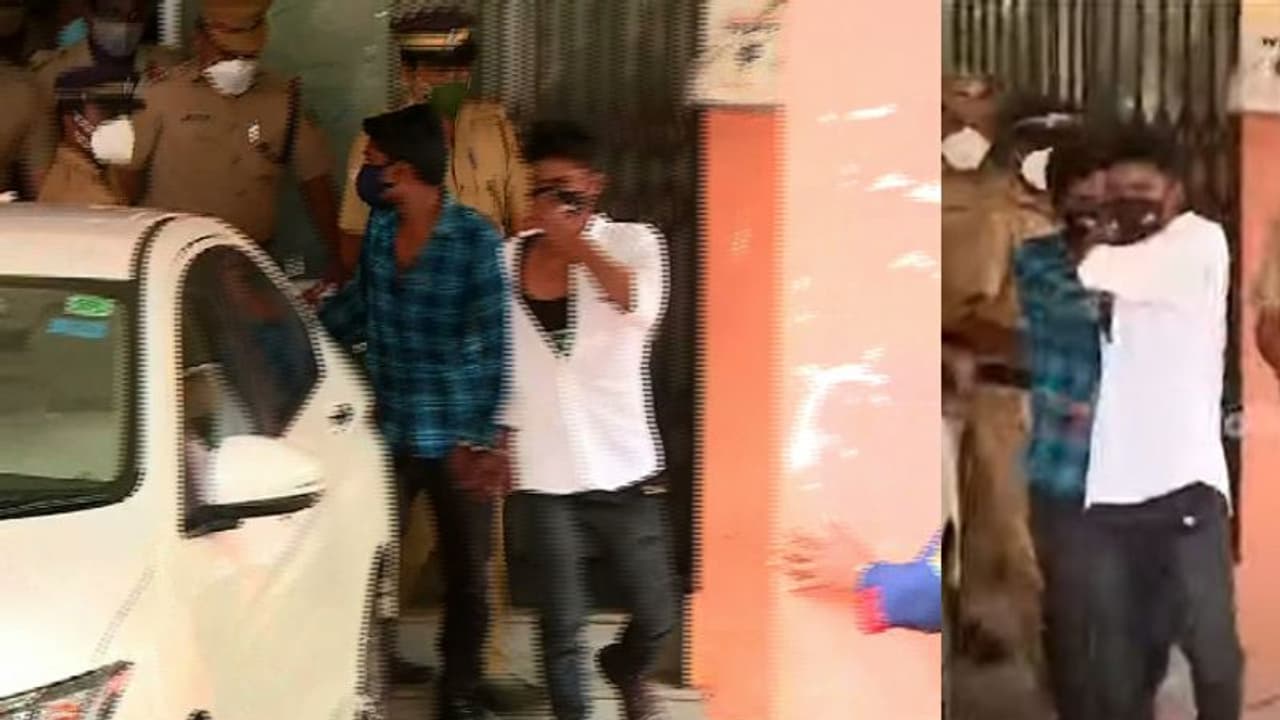 Jayesh Murder Case | പ്രോസിക്യൂട്ടറെ കൊല്ലുമെന്ന് കൊലക്കേസ് പ്രതികള്; വിധി പ്രഖ്യാപനത്തിനിടെ നാടകീയ രംഗങ്ങള് Jayesh Murder Case | പ്രോസിക്യൂട്ടറെ കൊല്ലുമെന്ന് കൊലക്കേസ് പ്രതികള്; വിധി പ്രഖ്യാപനത്തിനിടെ നാടകീയ രംഗങ്ങള്