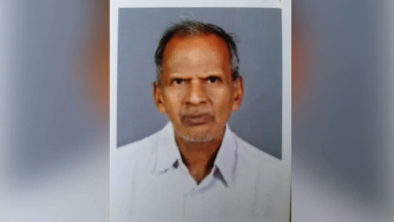 വീടിന് മുന്നിൽ തള്ളിയ കക്കൂസ് മാലിന്യത്തിന് സമീപം വൃദ്ധൻ മരിച്ച നിലയിൽ വീടിന് മുന്നിൽ തള്ളിയ കക്കൂസ് മാലിന്യത്തിന് സമീപം വൃദ്ധൻ മരിച്ച നിലയിൽ