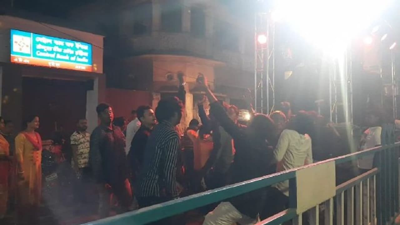 Kalipuja 2021 উচ্চস্বরে গান বাজিয়ে পুলিশ দিয়ে কালীপুজোর বিসর্জন,কাঠগড়ায় তৃণমূল