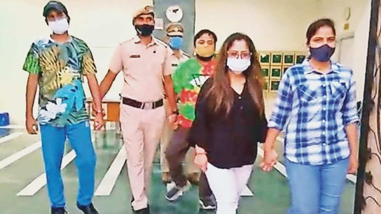 ஐபிஎல், உள்நாட்டு தொடர்களுக்கான வீரர்கள் தேர்வில் தலைவிரித்தாடும் லஞ்சம்..! போலீஸிடம் கொத்தா சிக்கிய கும்பல் ஐபிஎல், உள்நாட்டு தொடர்களுக்கான வீரர்கள் தேர்வில் தலைவிரித்தாடும் லஞ்சம்..! போலீஸிடம் கொத்தா சிக்கிய கும்பல்