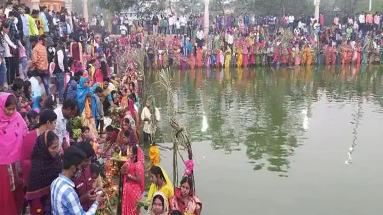 Chhath Puja 2021: जानिए सूर्य को अर्घ्य देने का समय, क्या होती है व्रतियों की भावना, ये 12 नामों का जाप करें Chhath Puja 2021: जानिए सूर्य को अर्घ्य देने का समय, क्या होती है व्रतियों की भावना, ये 12 नामों का जाप करें