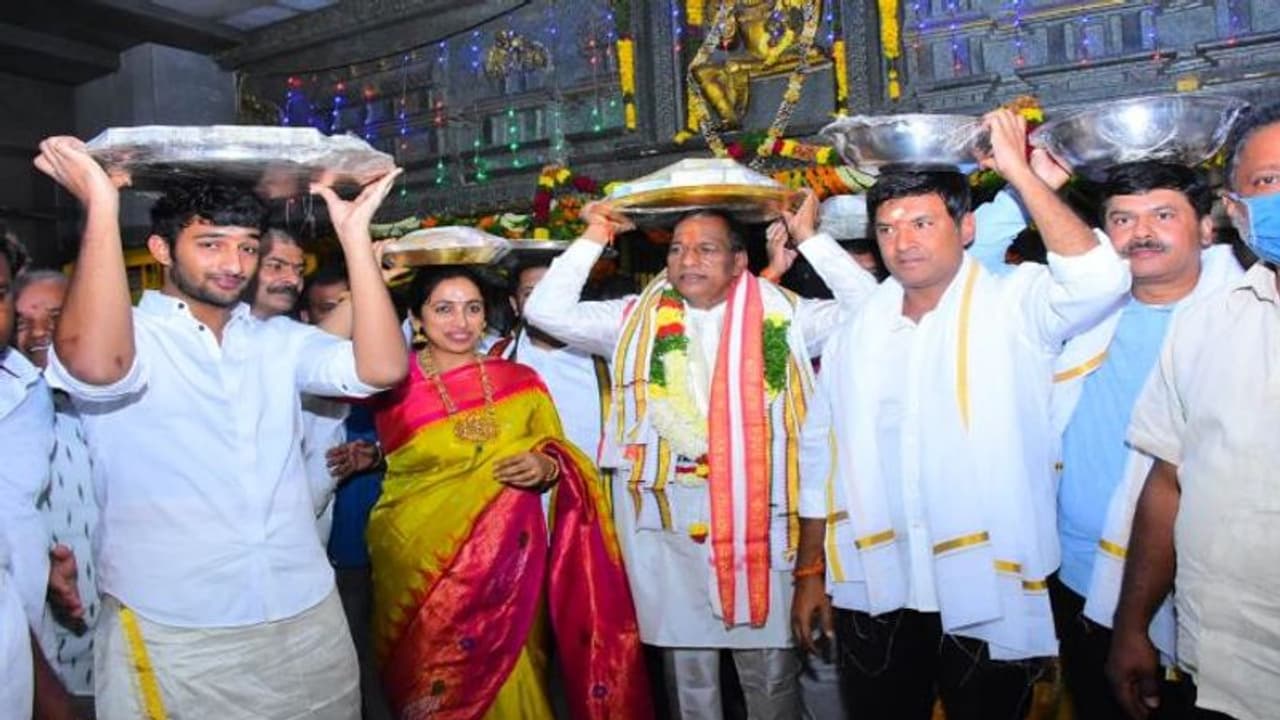 యాదాద్రి ఆలయానికి ఏడుకిలోల బంగారం విరాళం... ఈవోకు అందజేసిన మంత్రి మల్లారెడ్డి యాదాద్రి ఆలయానికి ఏడుకిలోల బంగారం విరాళం... ఈవోకు అందజేసిన మంత్రి మల్లారెడ్డి