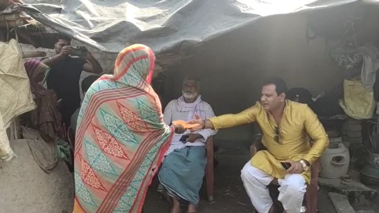 TMC Leader: মেয়ের বিয়ের চিন্তায় ঘুম উড়েছিল, অসহায় বৃদ্ধার পাশে তৃণমূল নেতা TMC Leader: মেয়ের বিয়ের চিন্তায় ঘুম উড়েছিল, অসহায় বৃদ্ধার পাশে তৃণমূল নেতা