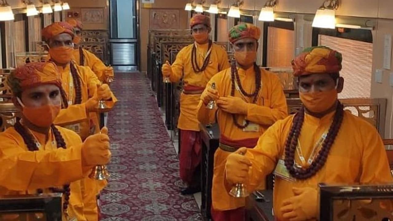 Ramayan Expressನಲ್ಲಿ ಕೇಸರಿ ದಿರಿಸು : ಸ್ವಾಮಿಗಳ ಆಕ್ಷೇಪ ಬಳಿಕ ಸಿಬ್ಬಂದಿ ಸಮವಸ್ತ್ರ ಬದಲು! Ramayan Expressನಲ್ಲಿ ಕೇಸರಿ ದಿರಿಸು : ಸ್ವಾಮಿಗಳ ಆಕ್ಷೇಪ ಬಳಿಕ ಸಿಬ್ಬಂದಿ ಸಮವಸ್ತ್ರ ಬದಲು!