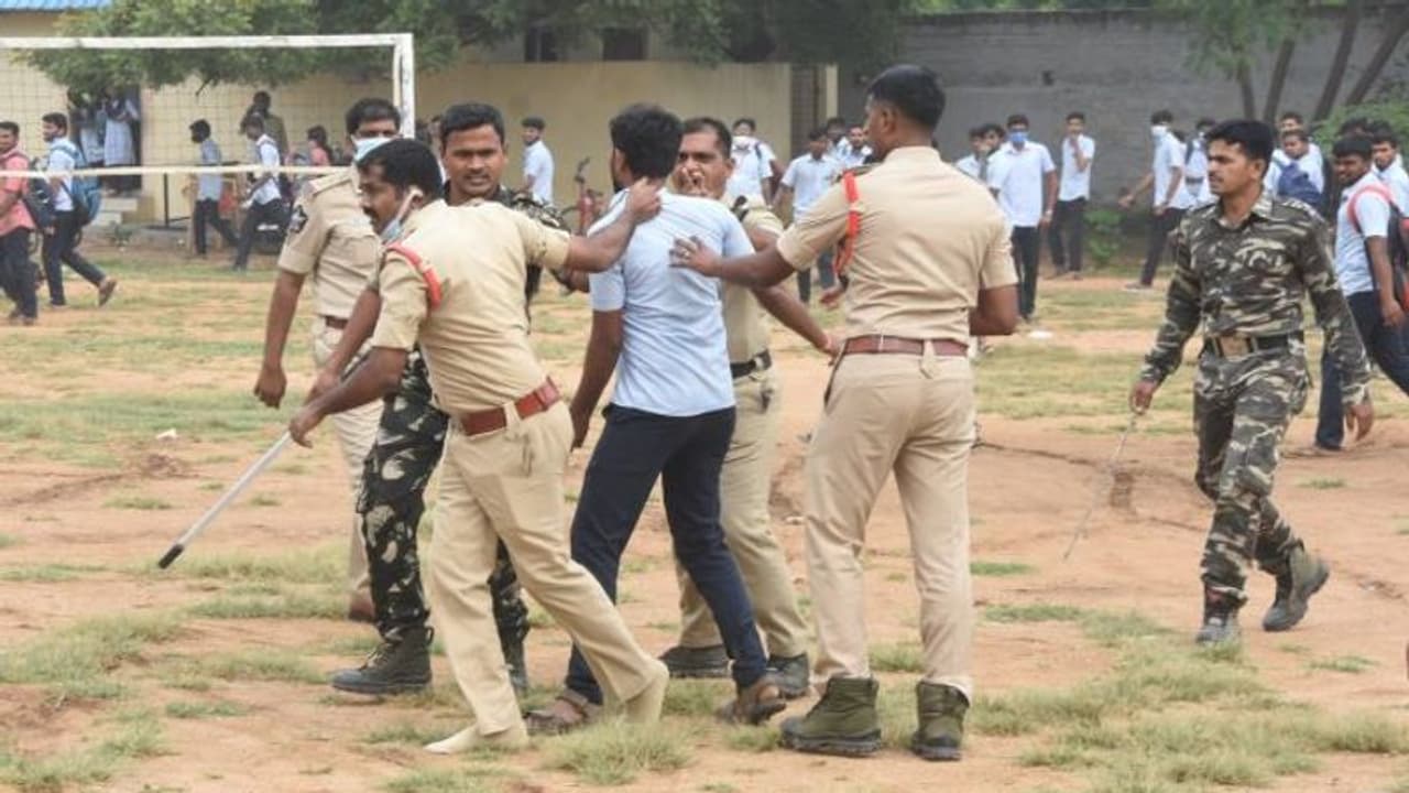 అనంతపురం విద్యార్థులపై పోలీసులు లాఠీచార్జ్... జగన్ పై లోకేష్ సీరియస్ (వీడియో) అనంతపురం విద్యార్థులపై పోలీసులు లాఠీచార్జ్... జగన్ పై లోకేష్ సీరియస్ (వీడియో)