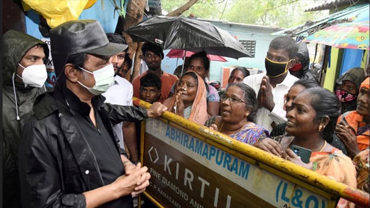 மழையால் பாதிக்கப்பட்டவர்களுக்கு ரூ.2,000 நிவாரணம்? அரசு பரிசீலித்து வருவதாக தகவல்!!