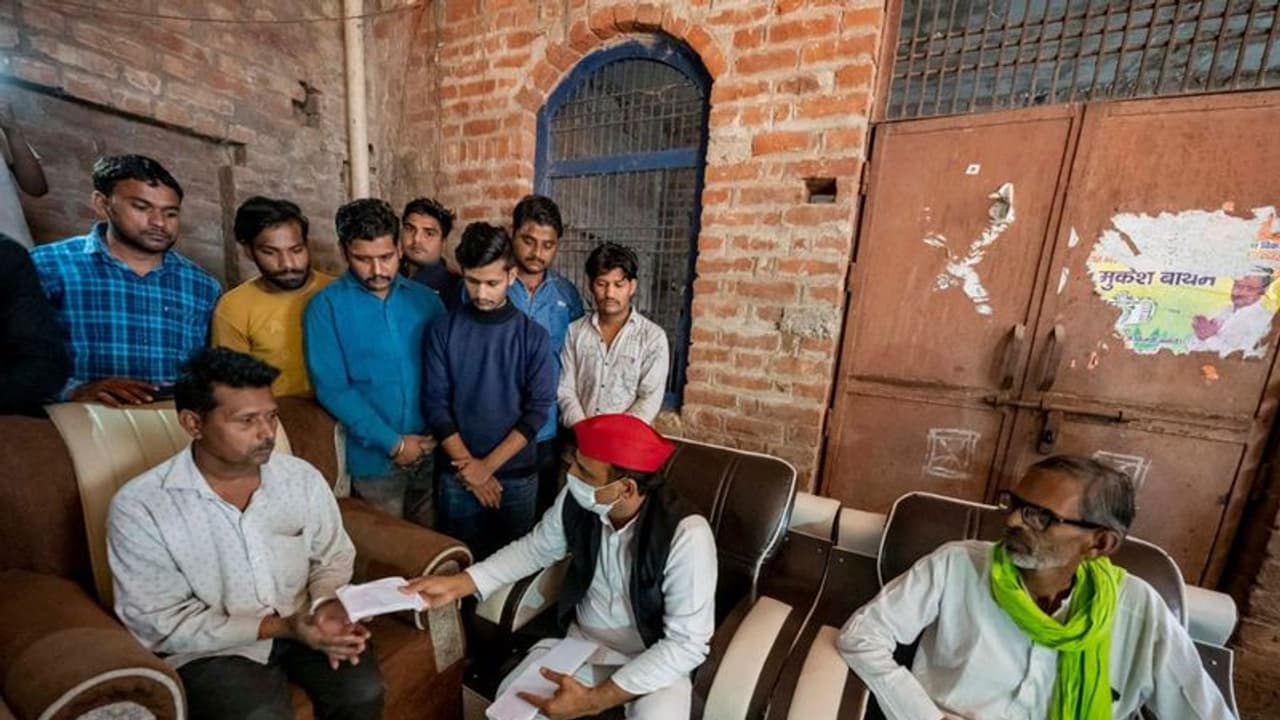 UP Election 2022: जिस घर की दीवारों पर प्लास्टर भी नहीं, वहां कहां से आया अखिलेश यादव के लिए आरामदायक सोफा? UP Election 2022: जिस घर की दीवारों पर प्लास्टर भी नहीं, वहां कहां से आया अखिलेश यादव के लिए आरामदायक सोफा?