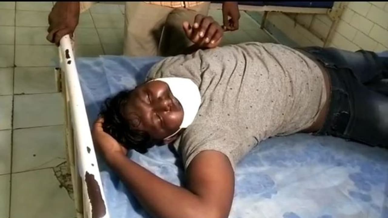 చేబ్రోలు ఎస్సై దాష్టికం...స్టేషన్లో నిర్బంధించి చితకబాదడంతో హాస్పిటల్ పాలయిన బాధితుడు (వీడియో)