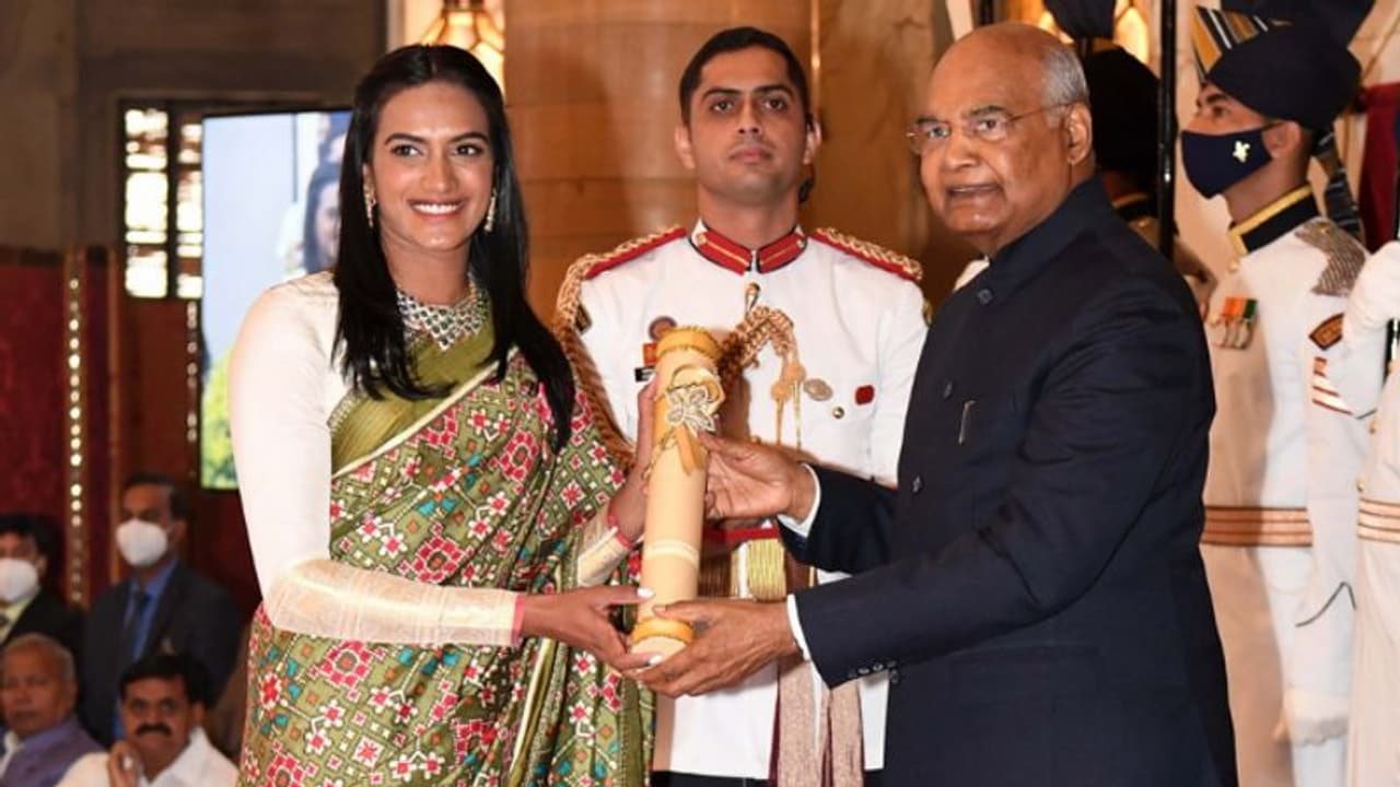 Padma Awards: राष्ट्रपति भवन के ऐतिहासिक दरबार हाल में पीवी सिंधू ने प्रेसिडेंट को हाथों रिसीव किया पद्मभूषण Padma Awards: राष्ट्रपति भवन के ऐतिहासिक दरबार हाल में पीवी सिंधू ने प्रेसिडेंट को हाथों रिसीव किया पद्मभूषण
