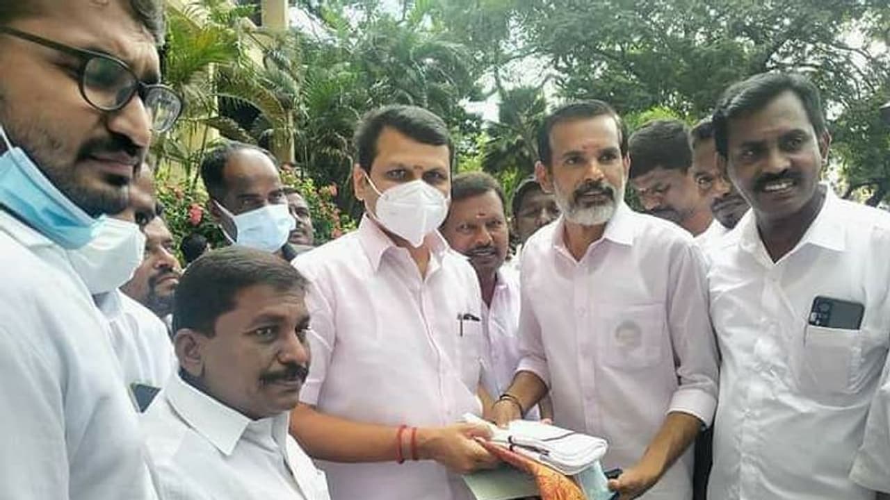 எஸ்.பி.வேலுமணி விசுவாசிகளை தட்டித்தூக்கும் செந்தில் பாலாஜி!! கொங்கு மண்டலத்தில் களேபரம்!!! எஸ்.பி.வேலுமணி விசுவாசிகளை தட்டித்தூக்கும் செந்தில் பாலாஜி!! கொங்கு மண்டலத்தில் களேபரம்!!!