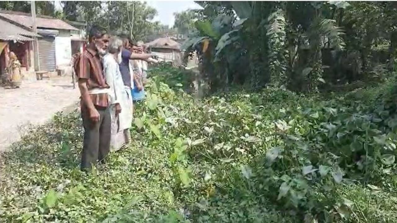 Farmer Agitation: নিকাশির নামে বরাদ্দ টাকা উধাও, জলের তলায় বিঘার বিঘা জমি Farmer Agitation: নিকাশির নামে বরাদ্দ টাকা উধাও, জলের তলায় বিঘার বিঘা জমি