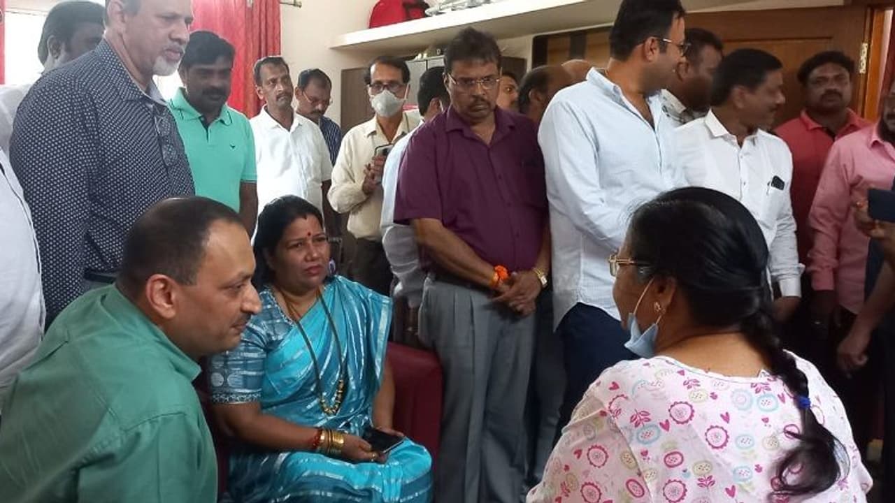 Ananth kumar hegde;ರಾಜಕೀಯ ಬದ್ಧವೈರಿ ಅಸ್ನೋಟಿಕರ್ ಮನೆಗೆ ದಿಢೀರ್ ಭೇಟಿ ನೀಡಿದ ಹೆಗಡೆ! Ananth kumar hegde;ರಾಜಕೀಯ ಬದ್ಧವೈರಿ ಅಸ್ನೋಟಿಕರ್ ಮನೆಗೆ ದಿಢೀರ್ ಭೇಟಿ ನೀಡಿದ ಹೆಗಡೆ!