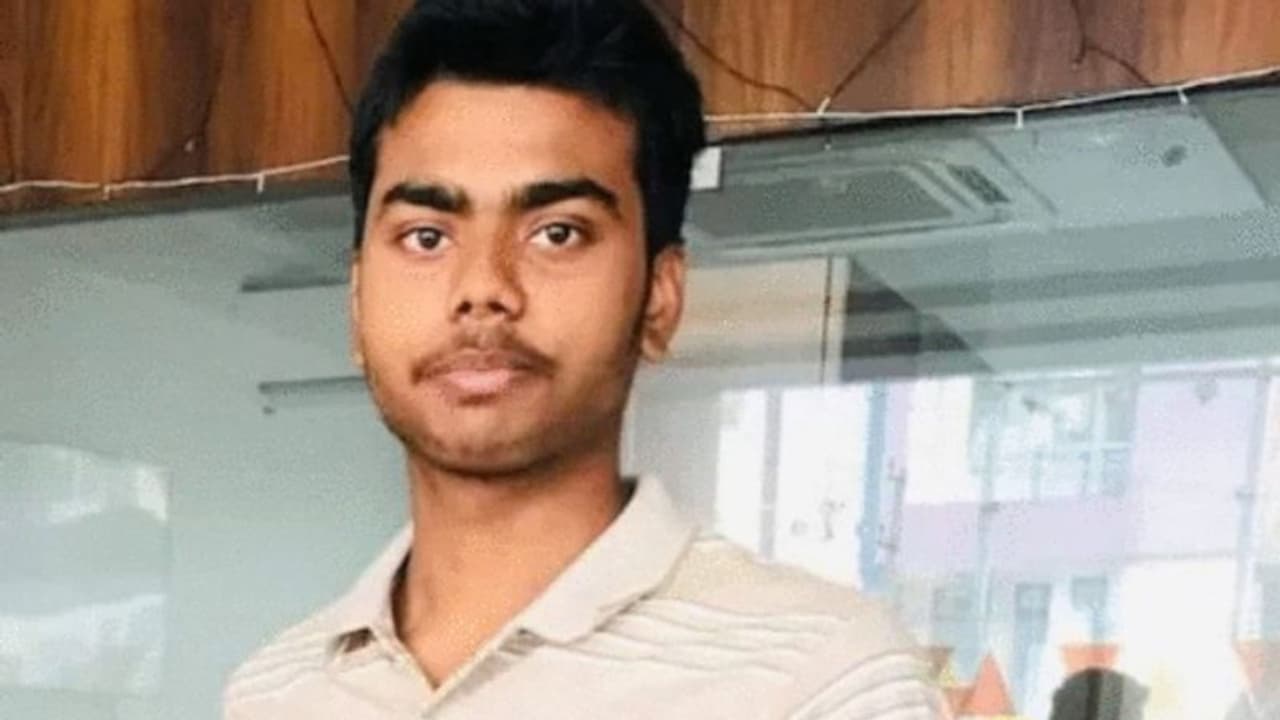 NEET Topper| ആദ്യവിജയം തൃപ്തനാകാതെ, രണ്ടാം തവണയും നീറ്റ് പരീക്ഷയെഴുതി നാലാം റാങ്ക് സ്വന്തമാക്കി അമൻ NEET Topper| ആദ്യവിജയം തൃപ്തനാകാതെ, രണ്ടാം തവണയും നീറ്റ് പരീക്ഷയെഴുതി നാലാം റാങ്ക് സ്വന്തമാക്കി അമൻ