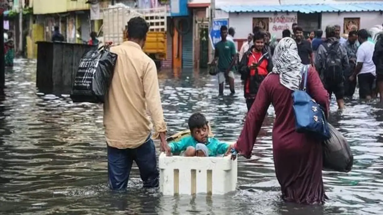 ತಮಿಳ್ನಾಡಲ್ಲಿ ಒಂದೇ ದಿನ ಭಾರೀ ಮಳೆ : 14 ಜನ ಬಲಿ, ಮನೆಗಳು ನಾಶ
