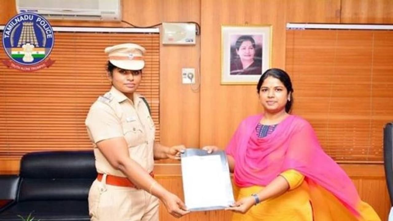 தமிழகமே தலையில் வைத்து கொண்டாடிய பெண் போலீசுக்கு சித்திரவதை .. அதிகாரிகள் டார்ச்சரால் விபரீதி முடிவு.. தமிழகமே தலையில் வைத்து கொண்டாடிய பெண் போலீசுக்கு சித்திரவதை .. அதிகாரிகள் டார்ச்சரால் விபரீதி முடிவு..