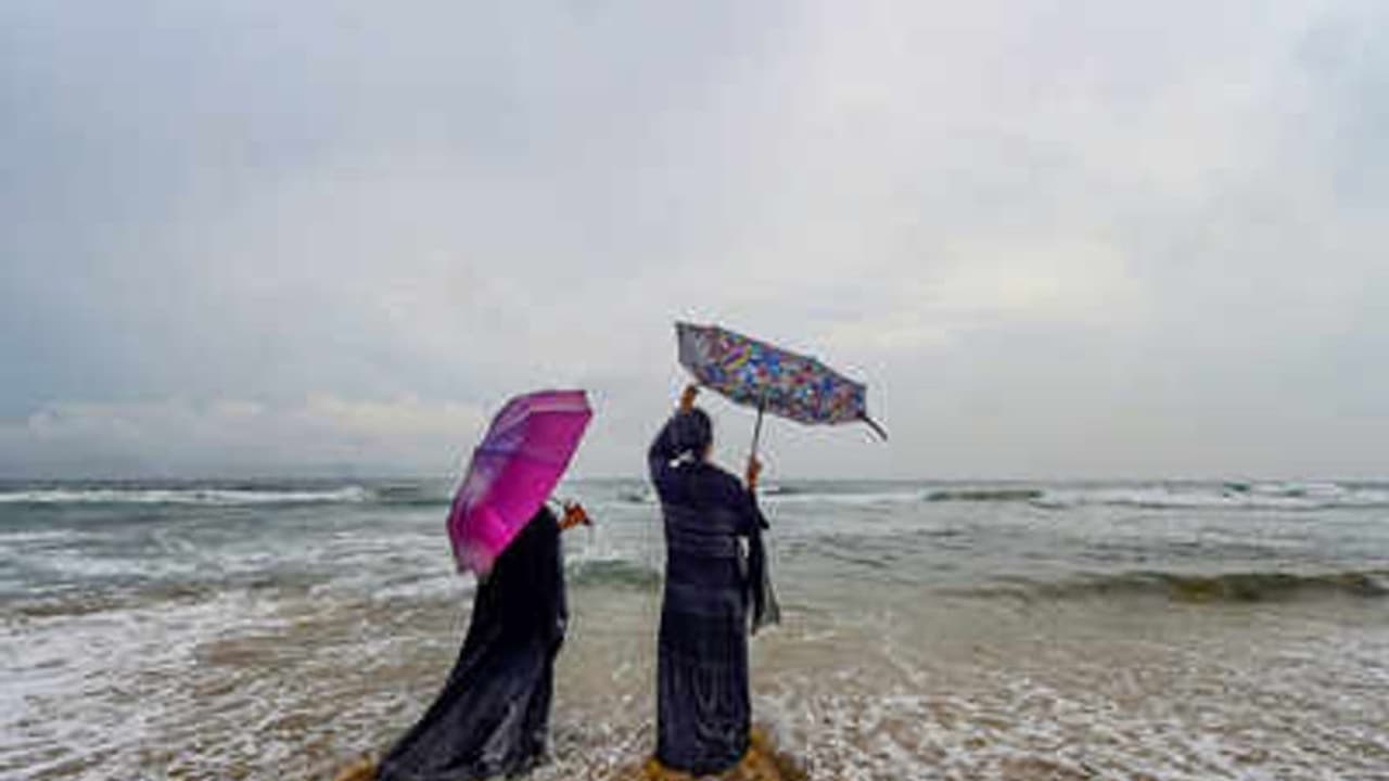 அடுத்த 3 நாட்களுக்கு அடித்து ஊற்றபோகும் மழை.. தயார் நிலையில் கடலோர காவல் படை.. அவசர உதவி எண் இதோ. அடுத்த 3 நாட்களுக்கு அடித்து ஊற்றபோகும் மழை.. தயார் நிலையில் கடலோர காவல் படை.. அவசர உதவி எண் இதோ.