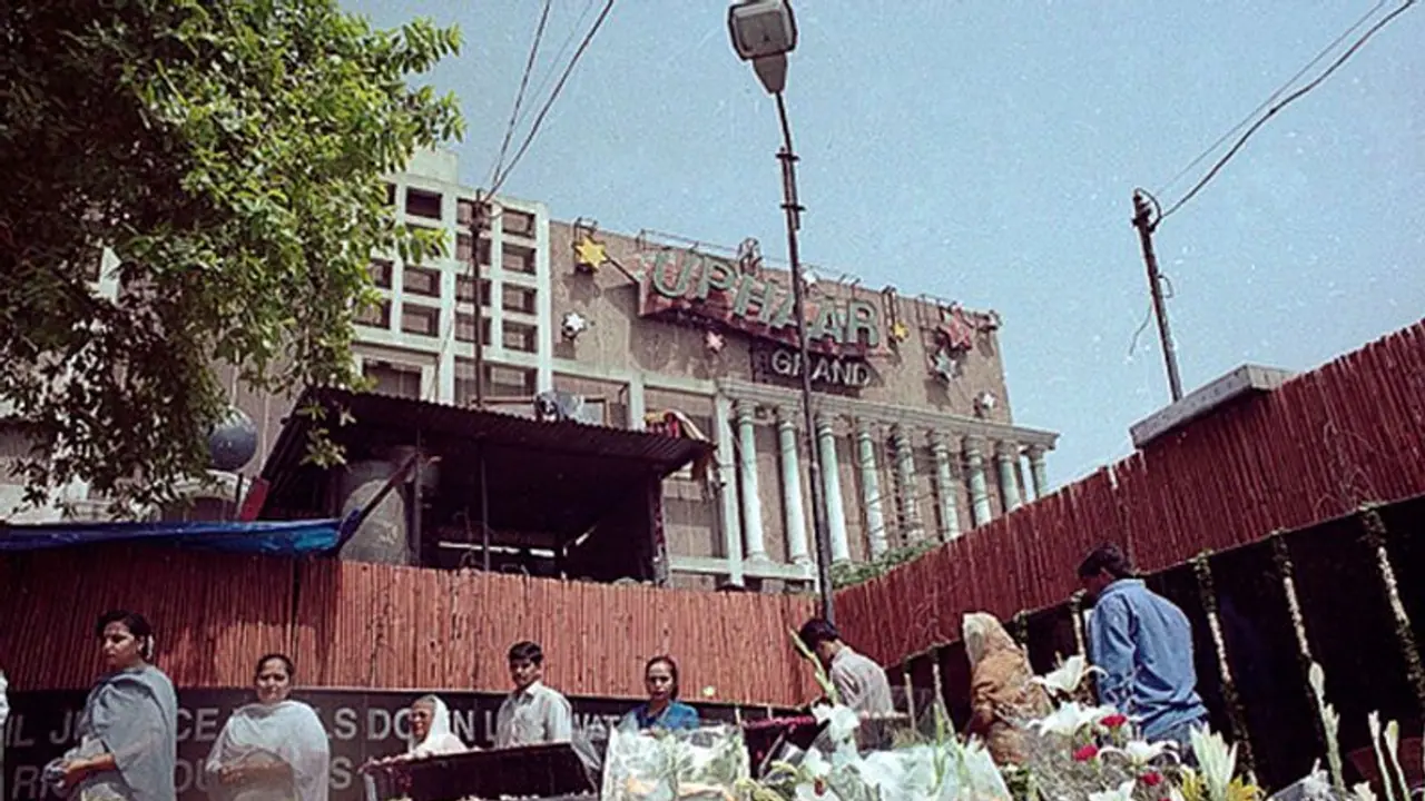 Uphaar Fire Tragedy: 24 ವರ್ಷ ಹಿಂದಿನ ಪ್ರಕರಣ, ಸಾಕ್ಷ್ಯ ತಿರುಚಿದ ಉದ್ಯಮಿಗಳಿಗೆ 7 ವರ್ಷ ಜೈಲು! Uphaar Fire Tragedy: 24 ವರ್ಷ ಹಿಂದಿನ ಪ್ರಕರಣ, ಸಾಕ್ಷ್ಯ ತಿರುಚಿದ ಉದ್ಯಮಿಗಳಿಗೆ 7 ವರ್ಷ ಜೈಲು!