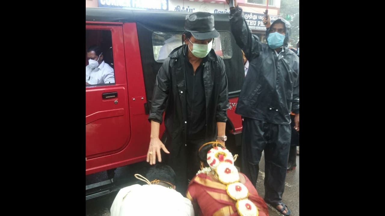 கள ஆய்வில் ஒரு சுவாரசியம்… ஸ்டாலின் காலில் விழுந்த கல்யாண ஜோடி… கள ஆய்வில் ஒரு சுவாரசியம்… ஸ்டாலின் காலில் விழுந்த கல்யாண ஜோடி…