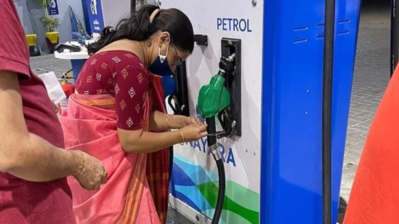 गजब: जब आम इंसान की तरह खुद डीजल भरवाने पहुंचे पेट्रोलियम मंत्री, पकड़ी घपलेबाजी..रात में सील करवाया पंप गजब: जब आम इंसान की तरह खुद डीजल भरवाने पहुंचे पेट्रोलियम मंत्री, पकड़ी घपलेबाजी..रात में सील करवाया पंप