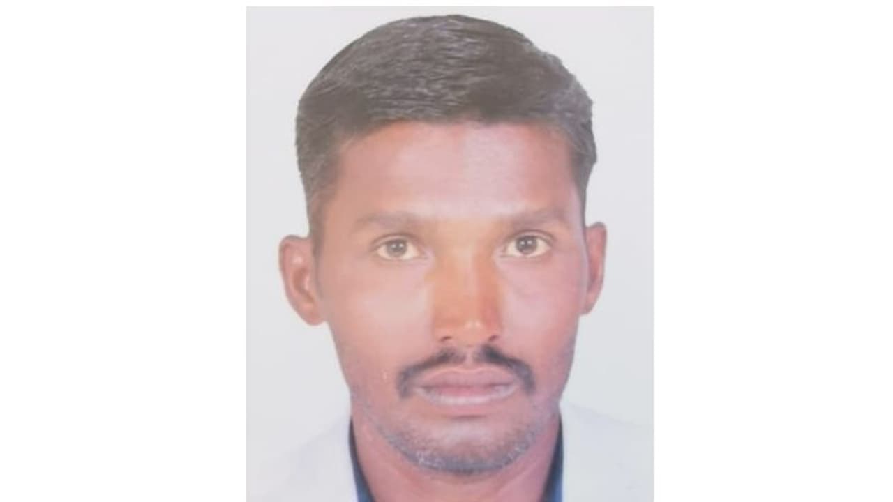 സ്കൂള് കുട്ടികളെ കൊണ്ടുപോകാനായി പോകുന്നതിനിടെ വാഹനാപകടം; പ്രവാസി മരിച്ചു സ്കൂള് കുട്ടികളെ കൊണ്ടുപോകാനായി പോകുന്നതിനിടെ വാഹനാപകടം; പ്രവാസി മരിച്ചു