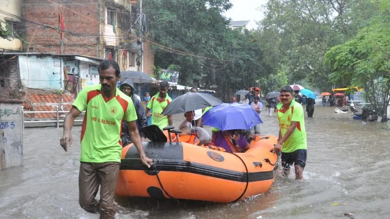 Chennai Flood: அடுத்த 3 மணிநேரத்திற்கு இந்த மாவட்டங்களில் கனமழை நீடிக்கும்.. வானிலை மையம் வார்னிங்..! Chennai Flood: அடுத்த 3 மணிநேரத்திற்கு இந்த மாவட்டங்களில் கனமழை நீடிக்கும்.. வானிலை மையம் வார்னிங்..!