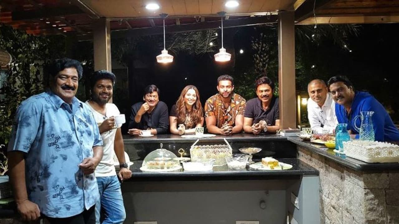 పార్టీ టైం అంటున్న ఎఫ్ 3 టీమ్.. అతిథిగా మారిన వెంకీ మామ! పార్టీ టైం అంటున్న ఎఫ్ 3 టీమ్.. అతిథిగా మారిన వెంకీ మామ!