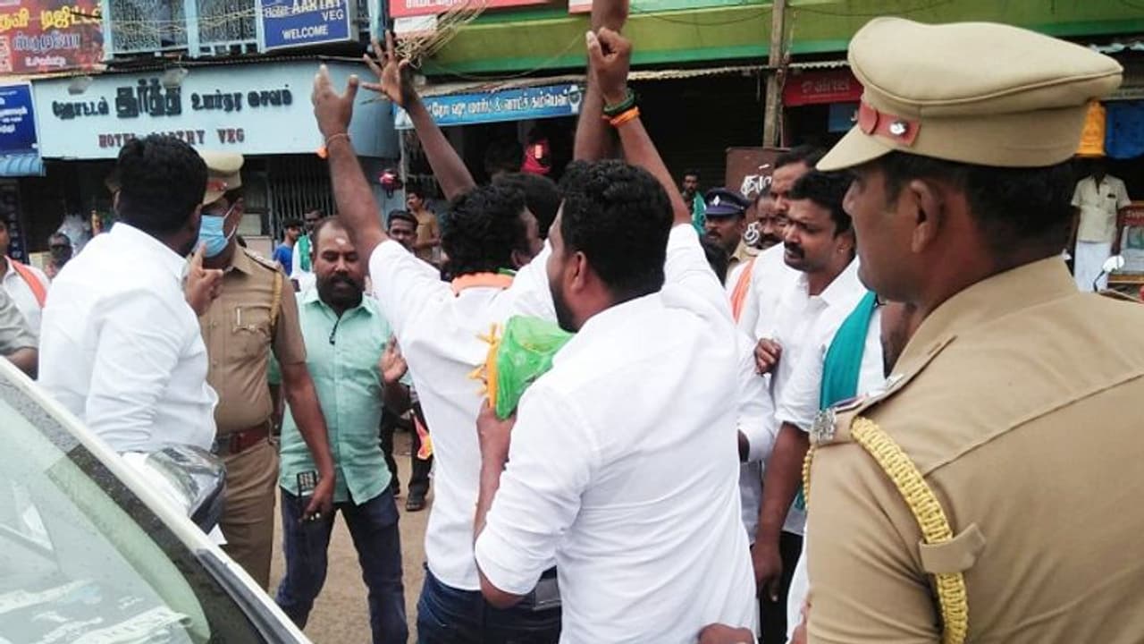 போலீஸ் இன்ஸ்பெக்டரை விரலை நீட்டி எச்சரித்த அண்ணாமலை…! மூன்று பிரிவுகளில் வழக்குப்பதிவு செய்த காவல்துறை..! போலீஸ் இன்ஸ்பெக்டரை விரலை நீட்டி எச்சரித்த அண்ணாமலை…! மூன்று பிரிவுகளில் வழக்குப்பதிவு செய்த காவல்துறை..!