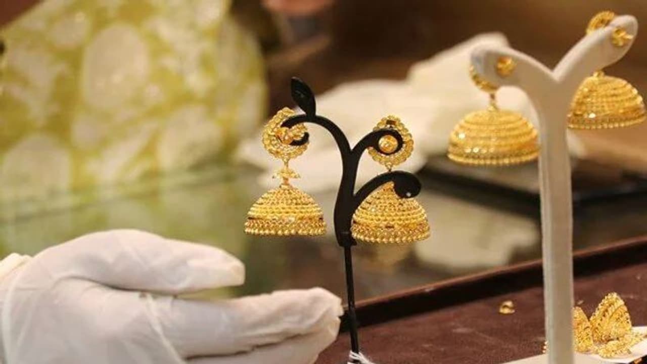 Gold Silver Price, 16 Feb 2022: चांदी की कीमत में 800 रुपए की गिरावट, जानि‍ए सोना कितना हुआ महंगा