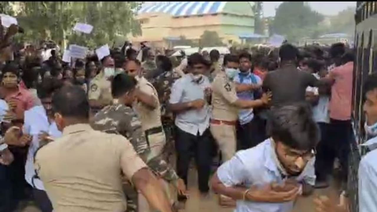 అనంతపురం: పోలీసుల లాఠీచార్జీలో గాయపడ్డ విద్యార్థిణి అదృశ్యం... తల్లిదండ్రుల ఆందోళన అనంతపురం: పోలీసుల లాఠీచార్జీలో గాయపడ్డ విద్యార్థిణి అదృశ్యం... తల్లిదండ్రుల ఆందోళన