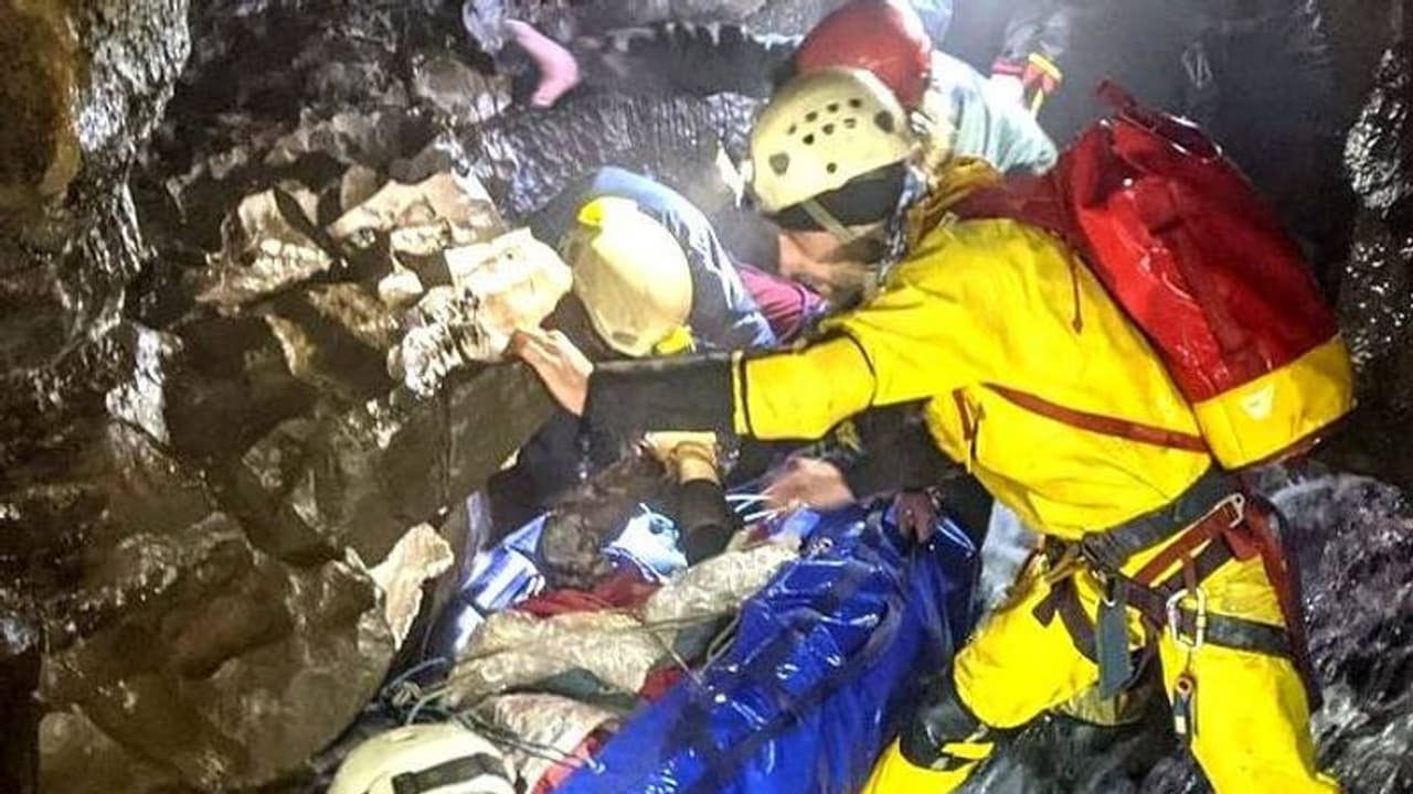 അപകടകരമായ കൂറ്റന്ഗുഹയില് 53 മണിക്കൂര്, 250 രക്ഷാപ്രവര്ത്തകരുടെ കഠിനപ്രയത്നം, അത്ഭുതകരമായ രക്ഷപ്പെടല് അപകടകരമായ കൂറ്റന്ഗുഹയില് 53 മണിക്കൂര്, 250 രക്ഷാപ്രവര്ത്തകരുടെ കഠിനപ്രയത്നം, അത്ഭുതകരമായ രക്ഷപ്പെടല്