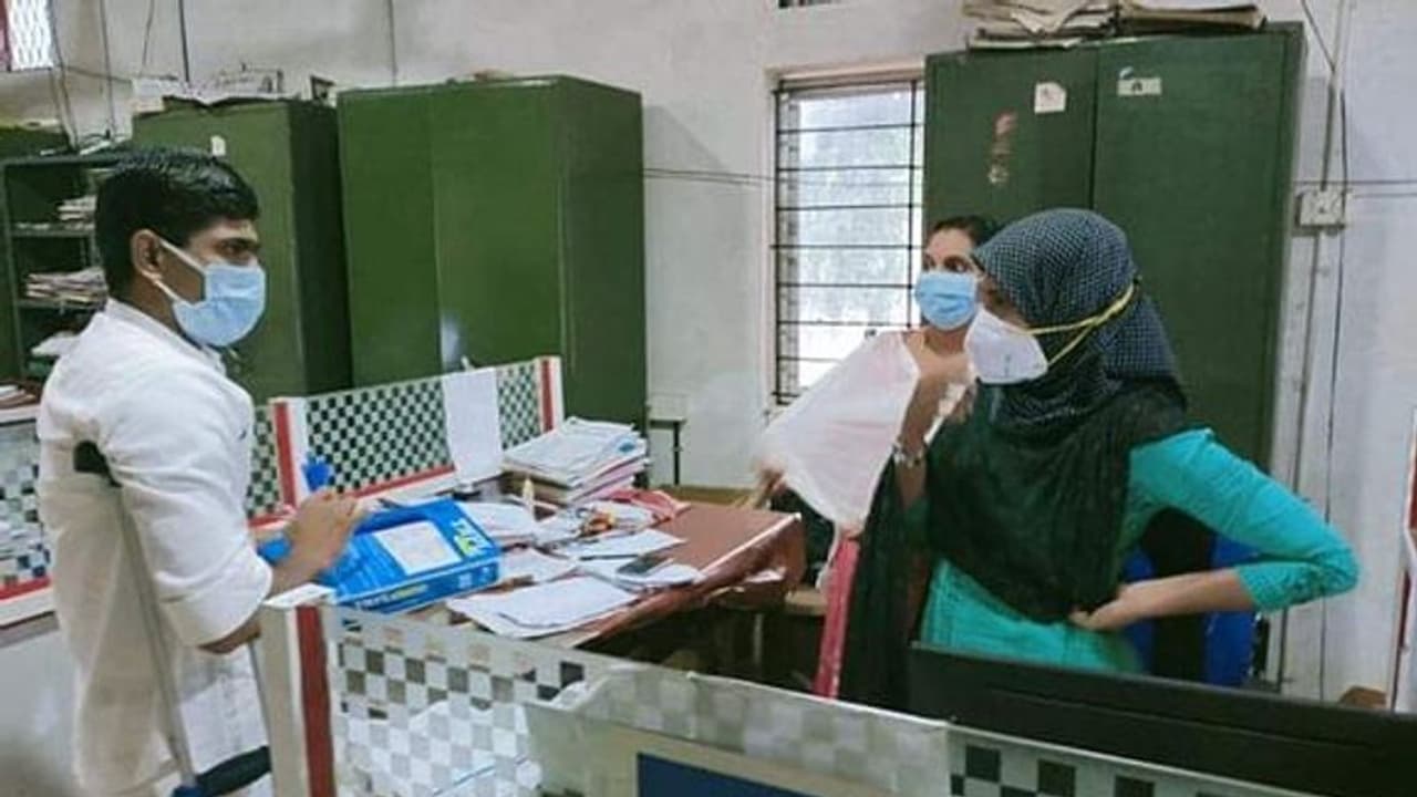 'ഒരു കെട്ട് വെള്ളപേപ്പറും, 20 പേനയും'; ഇതൊരു പഞ്ചായത്ത് പ്രസിഡന്‍റിന്‍റെ പ്രതിഷേധം