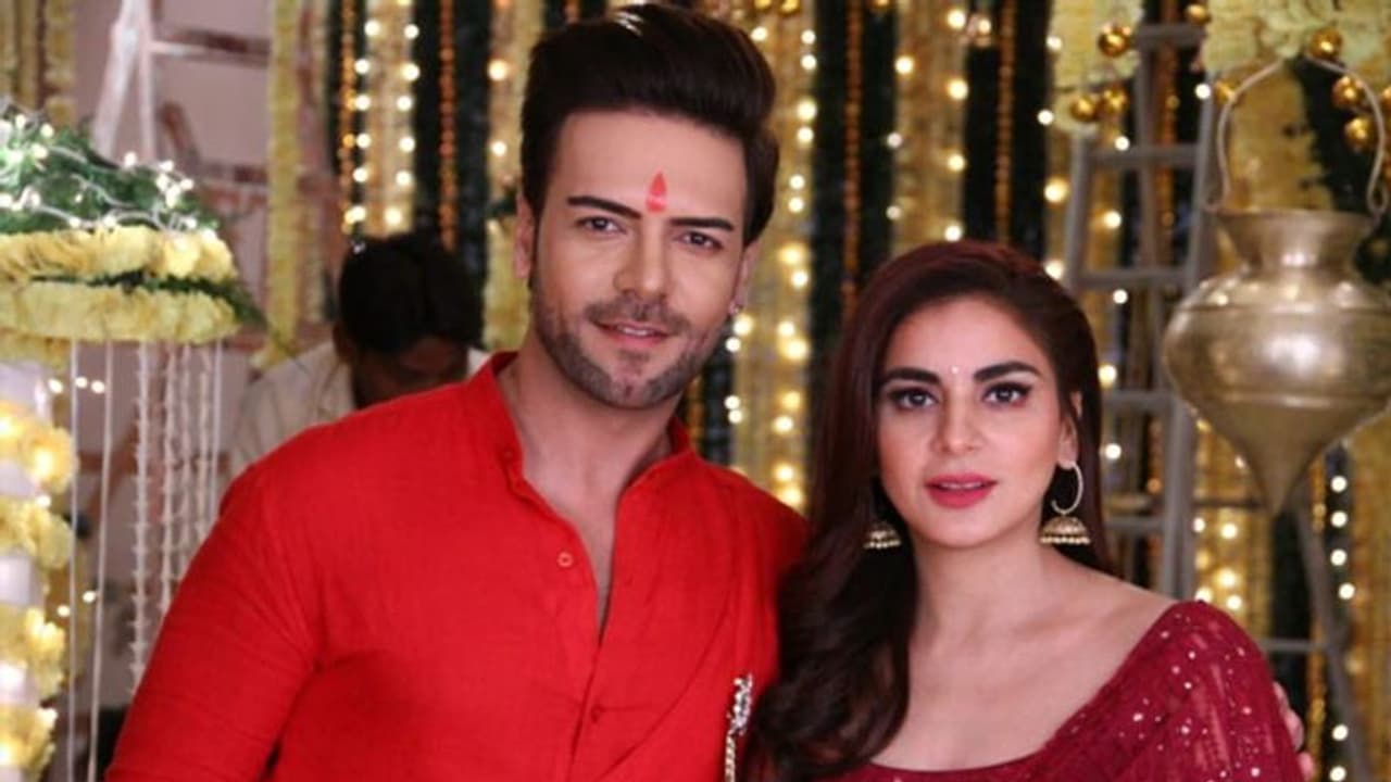 Kundali Bhagya के 2 स्टार्स बंधने जा रहे बंधन में, इसी महीने की अलग अलग तारीखों में लेंगे 7 फेरे Kundali Bhagya के 2 स्टार्स बंधने जा रहे बंधन में, इसी महीने की अलग अलग तारीखों में लेंगे 7 फेरे